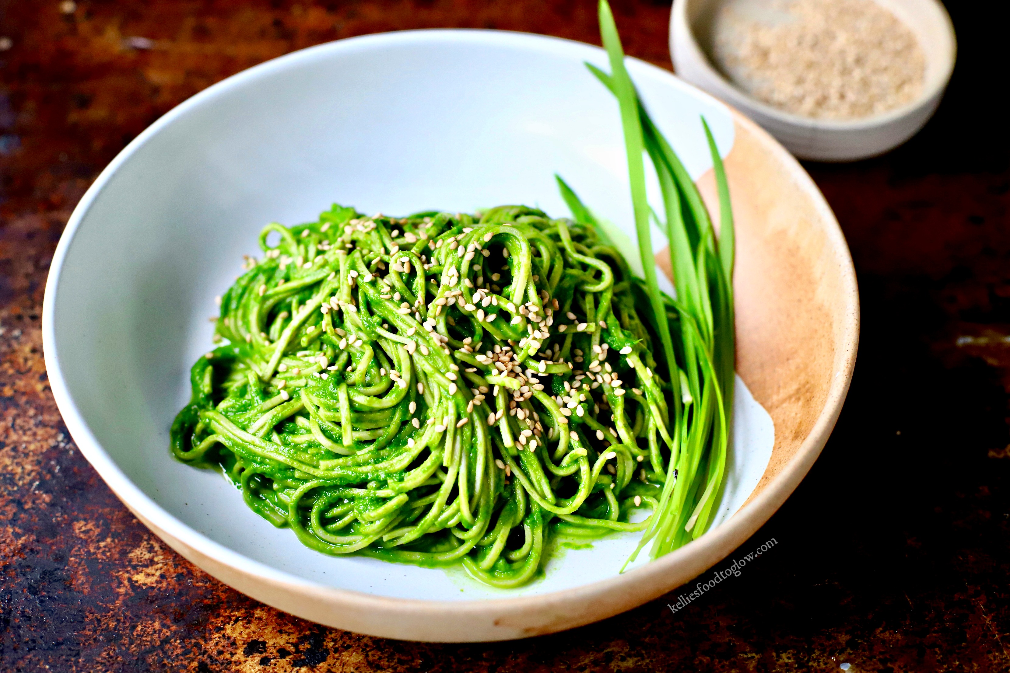 Silky and seasonal wild garlic, #miso and spinach #sauce for pasta, noodles, steamed vegetables and more. #wildgarlic #rawfood #vegan #glutenfree